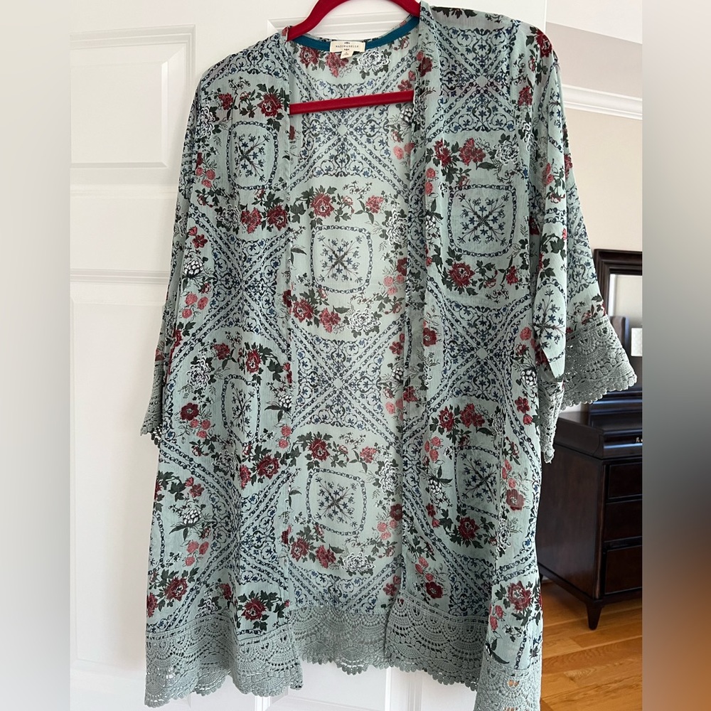 Kimono style stop with lace detailing on sleeves and bottom